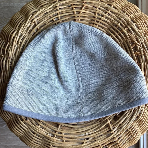 Grey Patagonia beanie size medium stretchy 100% polyester - Picture 5 of 6